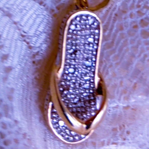 14 K Yellow GOLD TEN DIAMONDS INLAID SLIPPER ( FLIP FLOP ) PENDANT NECKLACE - Picture 6 of 6